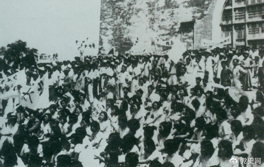 1936年6月13日，北平學(xué)生與市民在鼓樓前舉行聲勢浩大的抗日集會。