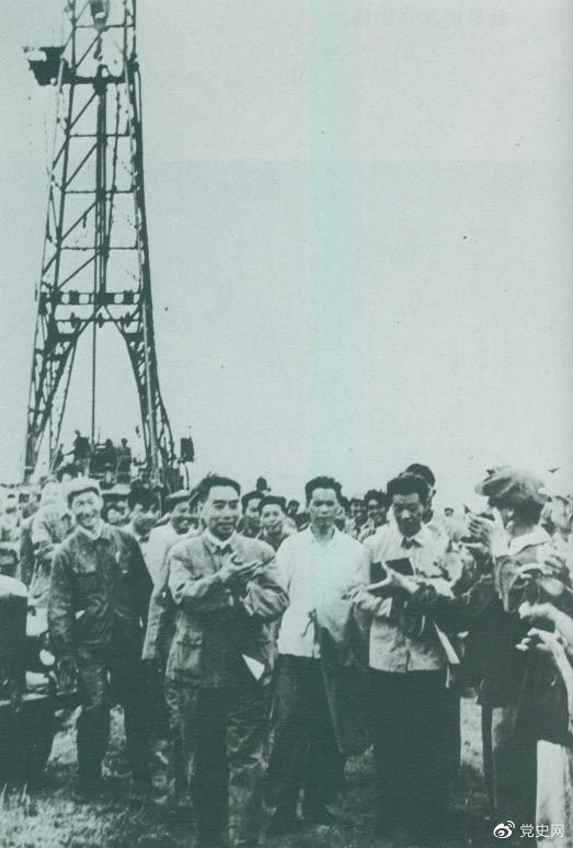 1962年6月，周恩來到大慶視察，這是在1202鉆井隊(duì)現(xiàn)場參觀。 