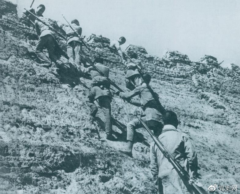 1945年6月25日，八路軍冀中部隊攻克河北獻縣。圖為部隊奮勇攀登城墻。