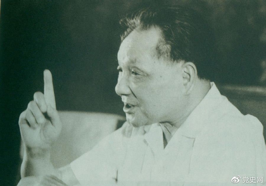 　　1981年6月27日，中共十一屆六中全會通過《關(guān)于建國以來黨的若干歷史問題的決議》。圖為鄧小平在閉幕會上發(fā)表講話。