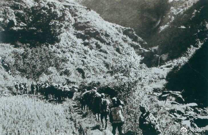 　　1947年6月，劉鄧大軍強(qiáng)渡黃河天險(xiǎn)，千里躍進(jìn)大別山，揭開了中國(guó)人民解放軍戰(zhàn)略進(jìn)攻的序幕。
