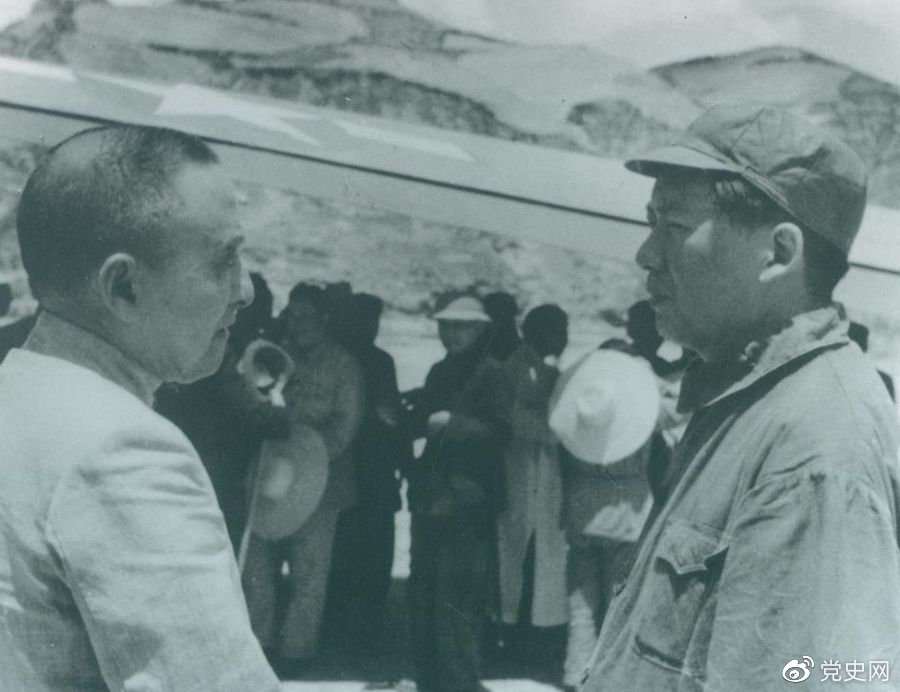 1945年7月1日，毛澤東歡迎黃炎培等民主人士來延安參觀。