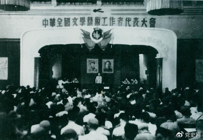 1949年7月2日至19日，第一次中華全國文學(xué)藝術(shù)工作者代表大會在北平召開。圖為大會會場。