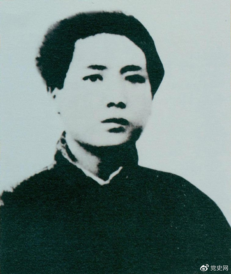 1921年7月，毛澤東赴上海參加中國(guó)共產(chǎn)黨第一次代表大會(huì)，成為黨的創(chuàng)始人之一。