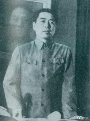 1949年7月6日，周恩來(lái)出席中華全國(guó)文學(xué)藝術(shù)工作者代表大會(huì)。圖為周恩來(lái)在會(huì)上作政治報(bào)告。
