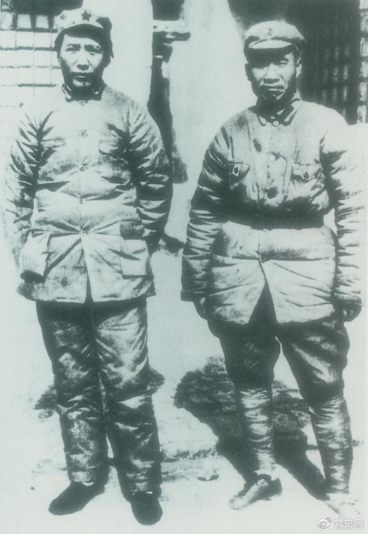 　　1937年7月7日，盧溝橋事變爆發(fā)。8日，中共中央通電全國，號召結(jié)成民族統(tǒng)一戰(zhàn)線抵抗日本侵略者。圖為1936年冬毛澤東和朱德在陜北。