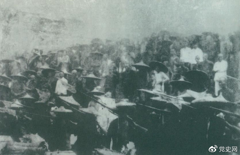　　1926年7月9日，國民革命軍開始北伐。兩天后，北伐軍的先頭部隊(duì)葉挺獨(dú)立團(tuán)攻占了長沙。然后向武漢進(jìn)攻。一路上，迅猛發(fā)展的農(nóng)民運(yùn)動有力地配合了北伐戰(zhàn)爭。在湖南、江西、湖北，農(nóng)民運(yùn)動越來越引人注目。這是支援北伐戰(zhàn)爭的農(nóng)民自衛(wèi)軍。