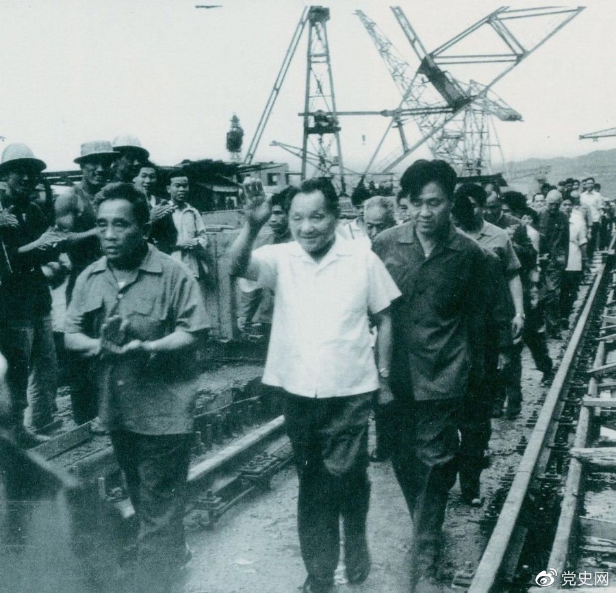 1980年7月12日，鄧小平到葛洲壩水利樞紐工程視察。