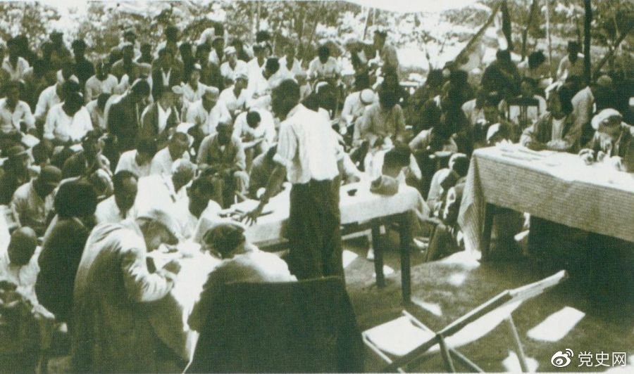 1947年7月17日至9月13日，全國土地會議在河北西柏坡召開。劉少奇主持會議并在會上作報告。