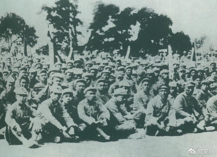 盧溝橋事變后的第11天，1937年7月18日，延安召開群眾大會，毛澤東發(fā)表演說。據(jù)當時報載：“演詞激昂，聽眾均摩拳擦掌，熱血沸騰，愿赴抗日戰(zhàn)場，與日寇決一死戰(zhàn)?！?/></p><p>盧溝橋事變后的第11天，1937年7月18日，延安召開群眾大會，毛澤東發(fā)表演說。據(jù)當時報載：“演詞激昂，聽眾均摩拳擦掌，熱血沸騰，愿赴抗日戰(zhàn)場，與日寇決一死戰(zhàn)。”</p><p><br/></p><p>轉(zhuǎn)載：共產(chǎn)黨員網(wǎng)</p>
							
							</div><!-- article-con -->






		<div   id=