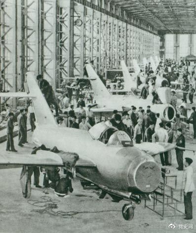 1956年7月19日，國產(chǎn)第一架噴氣式戰(zhàn)斗機在沈陽首次試飛成功，標志著中國具備了獨立研制空軍武器裝備的能力。圖為國產(chǎn)第一批噴氣式飛機即將出廠。