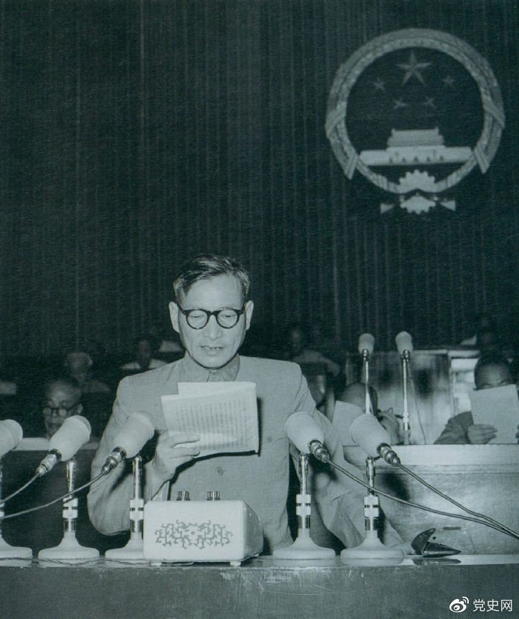 1955年7月，陳云在一屆全國人大二次會議上作堅持和改進(jìn)糧食統(tǒng)購統(tǒng)銷工作的報告。