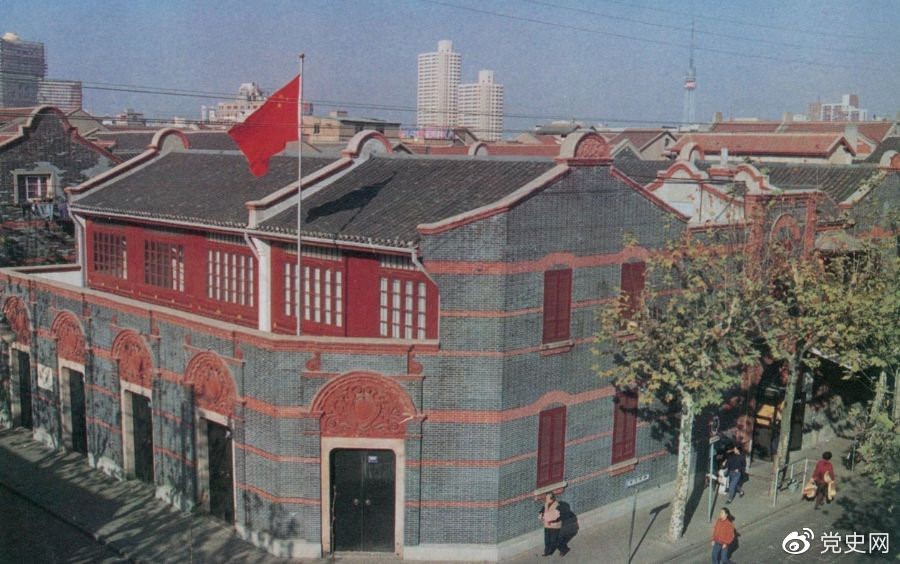 1921年7月23日 中國共產(chǎn)黨第一次全國代表大會在上海法租界望志路106號（今興業(yè)路76號）開幕。最后一天的會議轉(zhuǎn)移到浙江嘉興南湖的游船上舉行。 圖為中共一大會址。