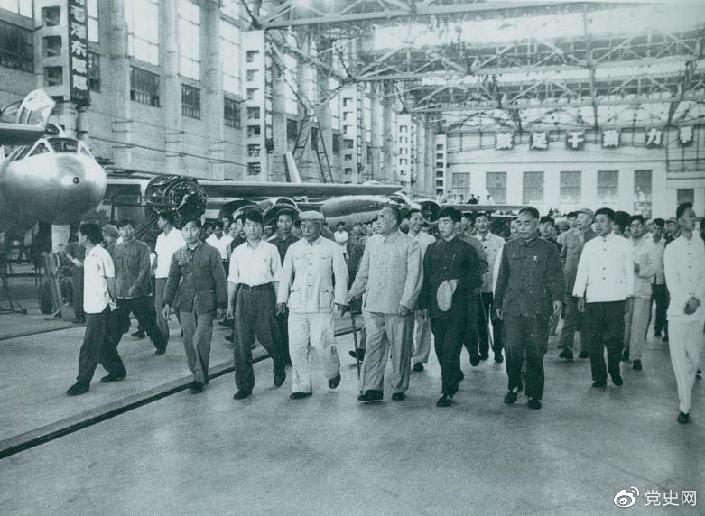 1964年7月31日，朱德視察哈爾濱飛機制造廠。