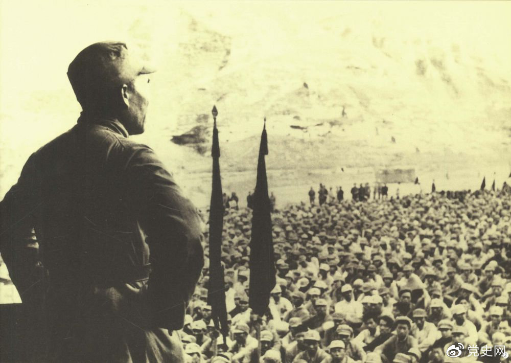 1937年8月后，朱德任中共中央軍委副主席、中央軍委華北軍分會(huì)書記、國民革命軍第八路軍總指揮（后為第十八集團(tuán)軍總司令），指揮八路軍開赴華北抗日前線。圖為朱德對(duì)即將開赴前線的八路軍將士講話。