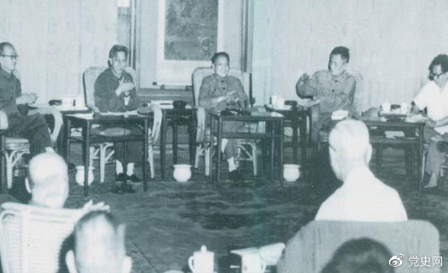 1977年8月4日—8日，鄧小平主持召開科學(xué)和教育工作座談會。