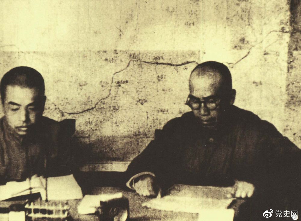 1945年8月，彭德懷任中央軍委副主席兼總參謀長(zhǎng)，協(xié)助毛澤東、朱德指揮對(duì)日軍的大反攻。圖為朱德和彭德懷在延安。