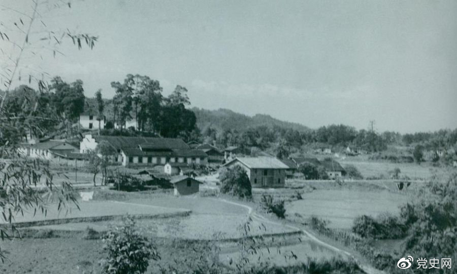 1934年8月，任弼時等率紅六軍團9700余人，從橫石和新江口出發(fā)，開始西征。圖為江西遂川縣橫石。