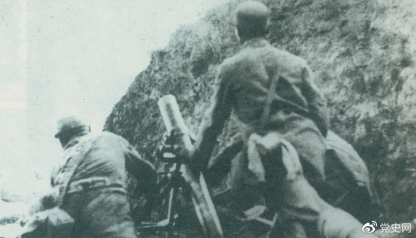 1940年8月，八路軍在總司令朱德、副總司令彭德懷的指揮下，向華北敵占交通線和各據(jù)點(diǎn)發(fā)動了大規(guī)模進(jìn)攻戰(zhàn)役，即“百團(tuán)大戰(zhàn)”。