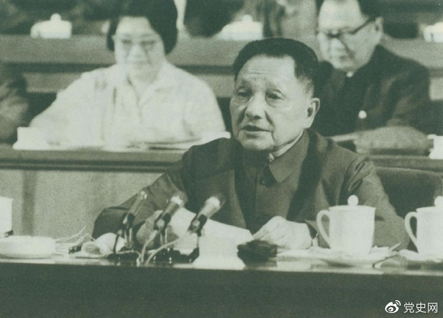 1977年8月18日，鄧小平在中國共產(chǎn)黨第十一次全國代表大會的閉幕會上提出：“一定要恢復(fù)和發(fā)揚(yáng)毛主席為我們黨樹立的實(shí)事求是的優(yōu)良傳統(tǒng)和作風(fēng)。”
