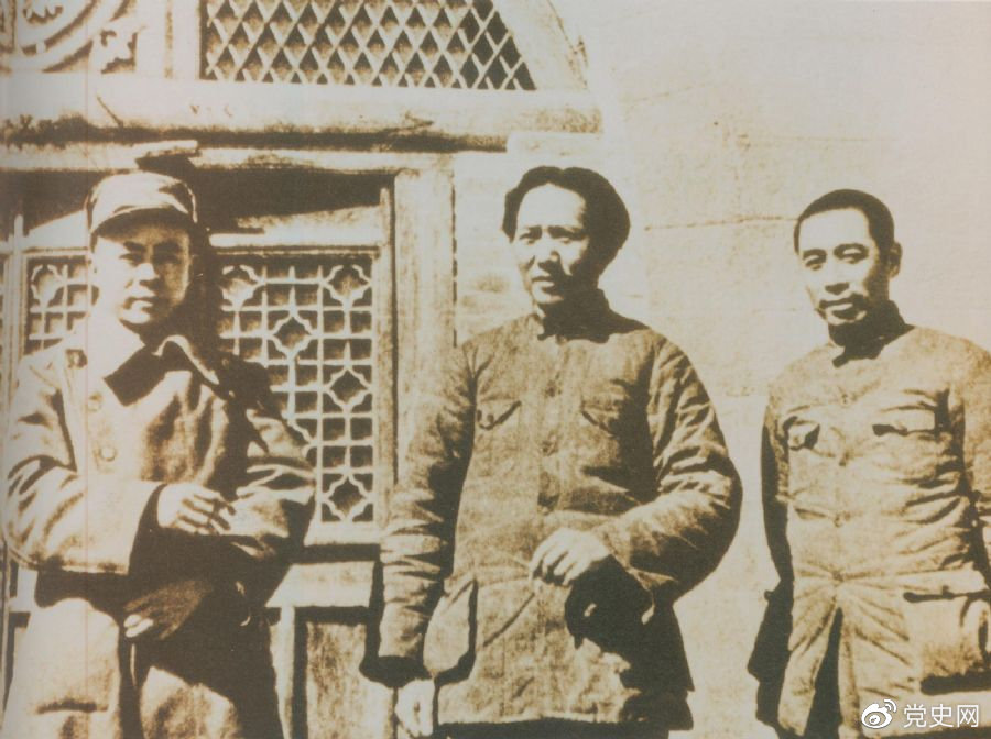 洛川會議上組成了新的中共中央革命軍事委員會，毛澤東為書記（亦稱主席）。這是毛澤東、周恩來和任弼時的合影。