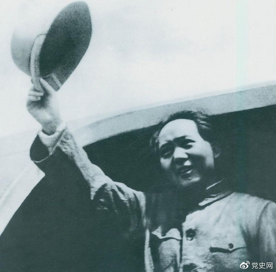 1945年8月28日，毛澤東飛赴重慶時，向前來歡送的延安軍民揮手告別。