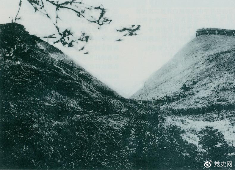 井岡山黃洋界哨口。1928年8月30日，紅軍以不足一個(gè)營的兵力，在這里擊退湘贛敵軍的進(jìn)攻，取得黃洋界保衛(wèi)戰(zhàn)的勝利。至11月，紅軍又打破了兩省敵軍對(duì)井岡山根據(jù)地的第二次“會(huì)剿”。