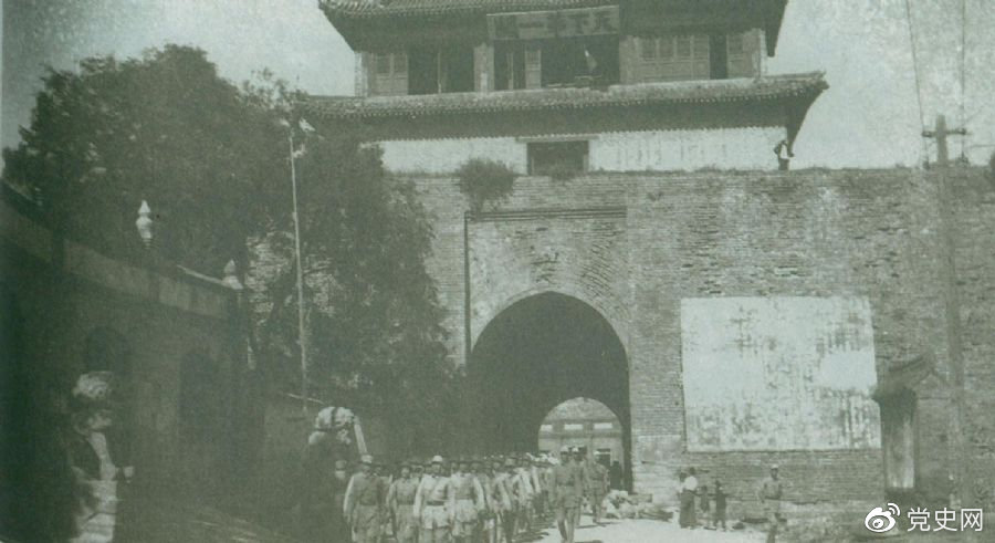1945年8月下旬，八路軍解放山海關(guān)。
