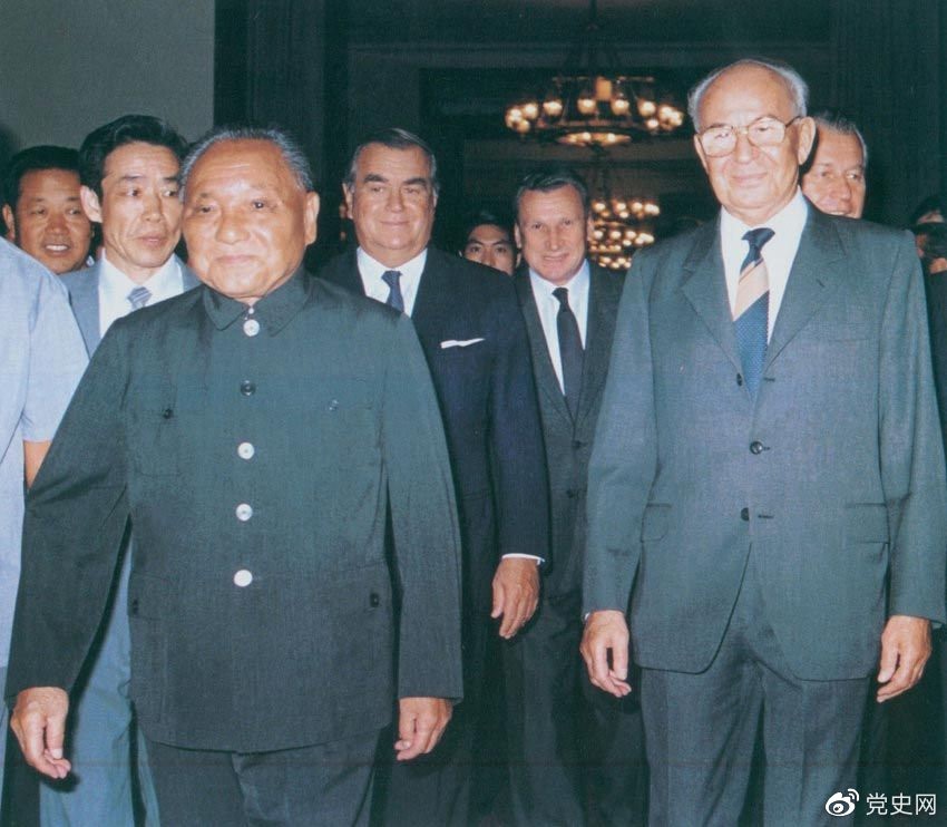 1988年9月5日，鄧小平在會見捷克斯洛伐克總統(tǒng)胡薩克時提出科學技術(shù)是第一生產(chǎn)力。